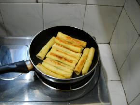 中小火煎至两面酥黄即可。