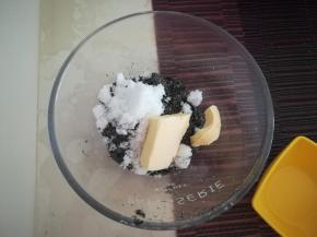 把黄油和糖粉都加到黑芝麻粉里。。