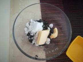 把黄油和糖粉都加到黑芝麻粉里。。