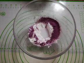 加入温水，先用筷子搅拌均匀。用手揉成团。