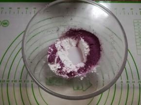 加入温水，先用筷子搅拌均匀。用手揉成团。