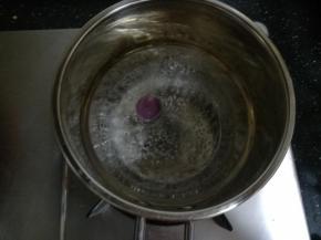 这是关键了，取一个小团，放入热水中煮熟。