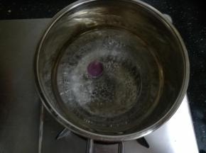 这是关键了，取一个小团，放入热水中煮熟。