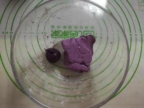 捞出来加入到没有煮的面团中，揉均匀。这样的话，包的话，不会出现开裂等情况。