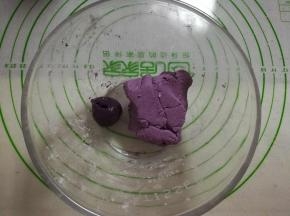 捞出来加入到没有煮的面团中，揉均匀。这样的话，包的话，不会出现开裂等情况。