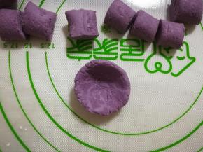 捏成一个小碗一样的。