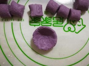 捏成一个小碗一样的。