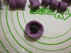 碗中放入馅料，捏合。搓圆。