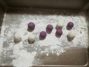 放入放入干糯米粉的盘中，防止粘在一起。