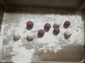 放入放入干糯米粉的盘中，防止粘在一起。