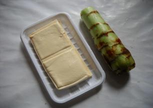 准备好豆腐和青笋。