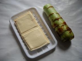准备好豆腐和青笋。