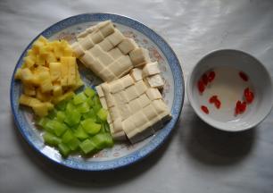凤梨、豆腐、青笋分别切小块，枸杞子用水浸泡备用。