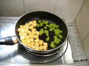 豆腐拨一边，倒入莴笋翻炒。