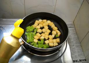 淋入生抽，炒匀。