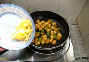 倒入凤梨，快速颠动锅子簸匀。