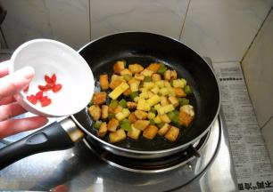 加入枸杞子，簸匀。
炒好的凤梨豆腐盛入盘中食用。