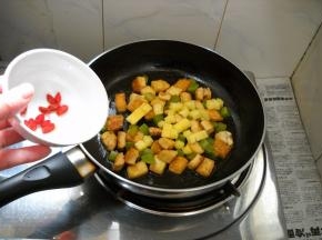 加入枸杞子，簸匀。
炒好的凤梨豆腐盛入盘中食用。