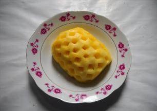 准备好凤梨，去皮清理干净备用。