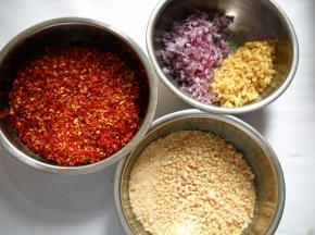 准备好食材。
干红椒用搅拌机打成粗粒；花生微波炉叮熟，去皮捣碎成粗粒；洋葱生姜洗净切细粒备用。