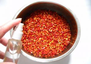 干红椒碎粒喷洒一些水分。