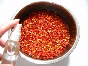 干红椒碎粒喷洒一些水分。