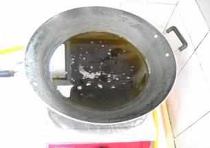 炒锅倒入食油，中火加热。