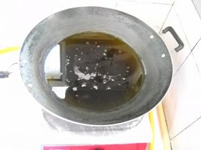 炒锅倒入食油，中火加热。