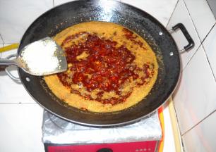 加入熟白芝麻。