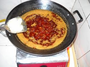 加入熟白芝麻。