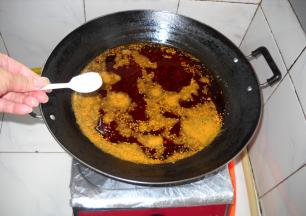 调入食盐，关火，晾凉，装瓶密封保存。