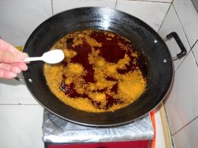 调入食盐，关火，晾凉，装瓶密封保存。