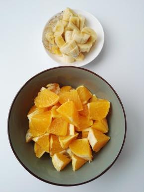 2、冰糖橙去皮，将果肉切成块，香蕉去皮，切小块。
