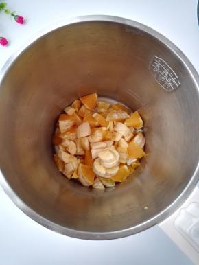 3、将冰糖橙和香蕉加入到破壁豆浆机中。