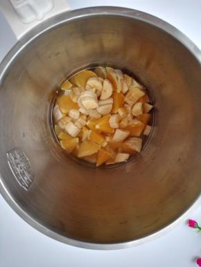 4、加入400毫升的纯净水。