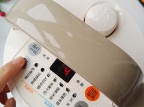 5、将破壁豆浆机安装好，选择果汁功能，然后开始程序。