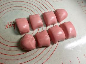 把八个剂子揉圆，盖上保鲜膜松弛20分钟。