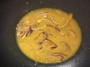 然后把饼卷起，包上一圈油纸，扎上麻绳即可。