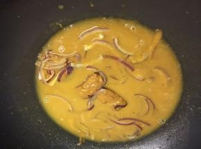 然后把饼卷起，包上一圈油纸，扎上麻绳即可。