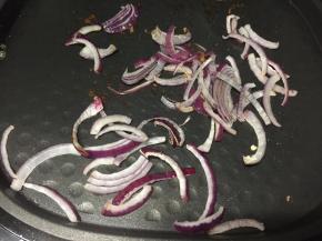 在一张饼上放两片生菜叶，中间放入咖喱鸡肉条。