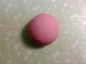 面粉里加入热水和盐，揉成光滑不粘手的柔软面团。不同的面粉吸水量不同，根据实际情况调节水量。