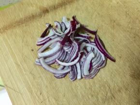 在揉面台上抹一点油防粘，把面团揉成长条，再平均分成8个剂子。