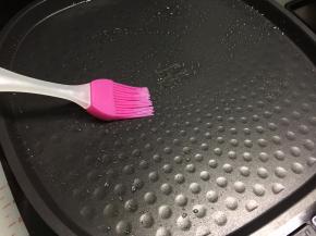 把擀好的面皮放进电饼铛，盖上盖子，选择“自主烙烤”，用“速脆”火力开始烙饼。