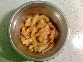 在鸡肉中加入料酒、生抽、糖、盐，用手抓匀，腌制片刻。