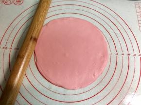 把擀好的面皮放进电饼铛，盖上盖子，选择“自主烙烤”，用“速脆”火力开始烙饼。