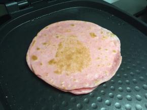 烙饼约1分30秒，两面烙熟即可，用电饼铛比较快，如果用平底锅，需要翻面，约3、4分钟，吃的时候轻轻揭开即为两张饼。