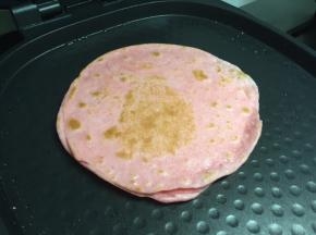 烙饼约1分30秒，两面烙熟即可，用电饼铛比较快，如果用平底锅，需要翻面，约3、4分钟，吃的时候轻轻揭开即为两张饼。