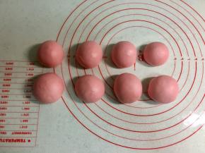 在面团上抹一层油。