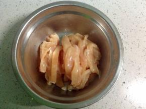 鸡胸肉洗净，切成条状。