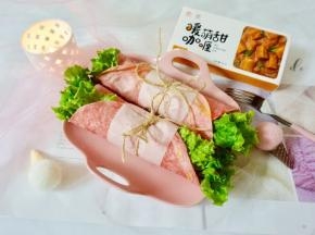 把两个面团刷油的那一面对着合起，用手按压一下，然后用擀面杖擀成薄厚均匀的圆饼，直径约20cm。